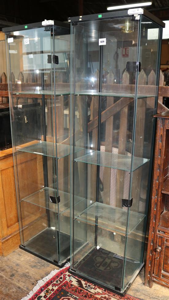 Pair of glass cabinets(-)